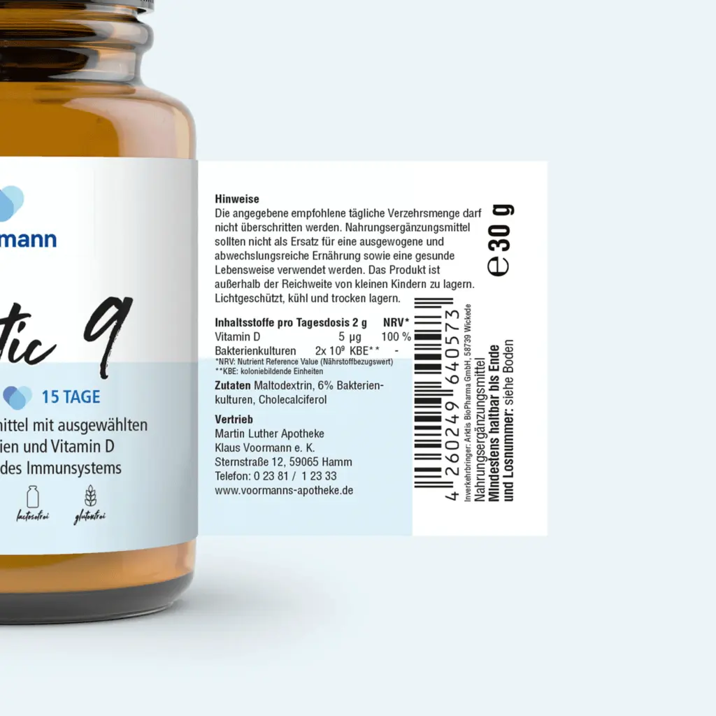 Weiß-blaues Etikett mit Verzehrhinweisen und Adresse der Martin Luther Apotheke.