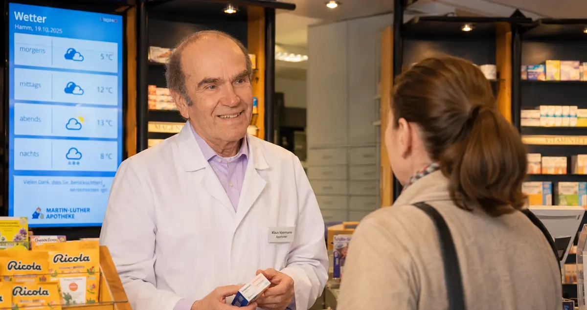 Apotheker Klaus Voormann berät einen Kunden zu Magen-Darm-Beschwerden in der Martin-Luther-Apotheke in Hamm